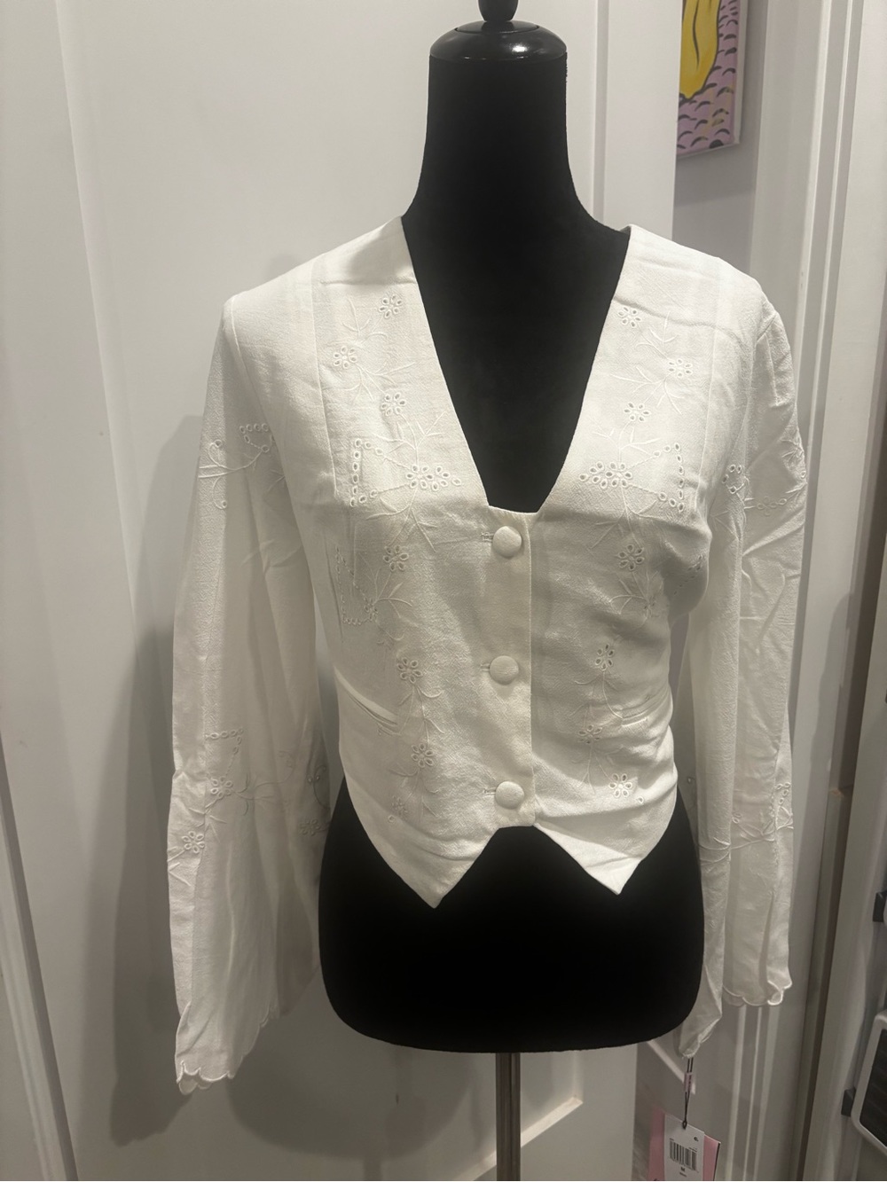 Avec Les Filles White Embroidered V-Neck Button Front Blouse